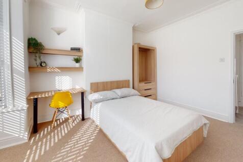 Bright and welcoming double bedroom featuring n...