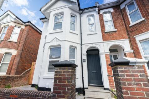 A charming and classic terraced house with a wh...