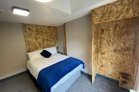 A welcoming double bedroom featuring a comforta...
