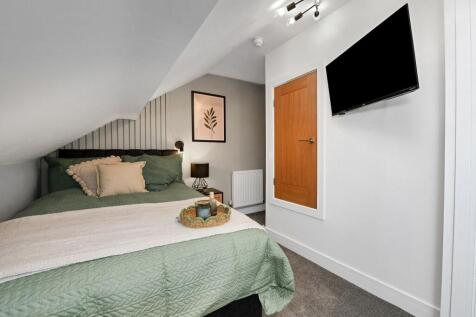 Cozy and well-maintained bedroom with a double ...