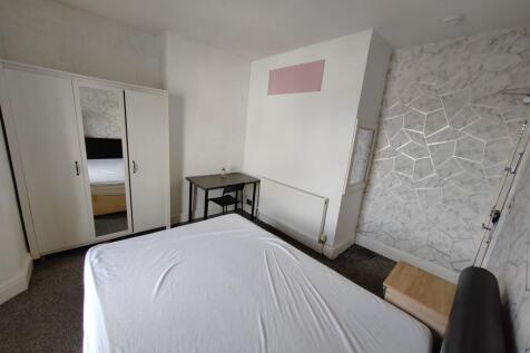 A cozy double bedroom featuring a comfortable b...