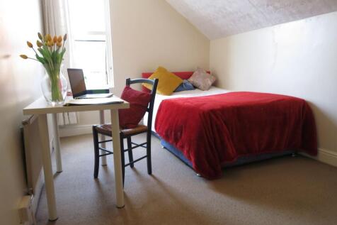 A cozy double bedroom featuring a comfortable b...