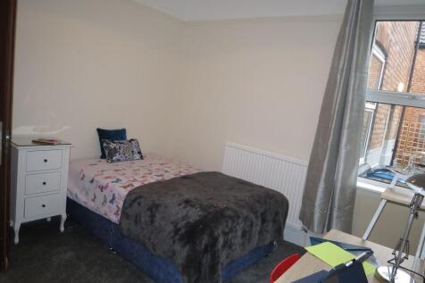 A cozy double bedroom featuring a comfortable b...
