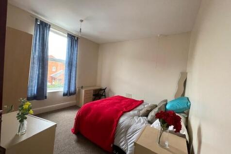 A cozy double bedroom featuring a comfortable b...