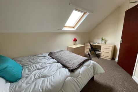 A cozy bedroom featuring a comfortable double b...