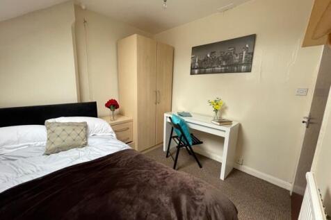 A cozy bedroom featuring a comfortable double b...