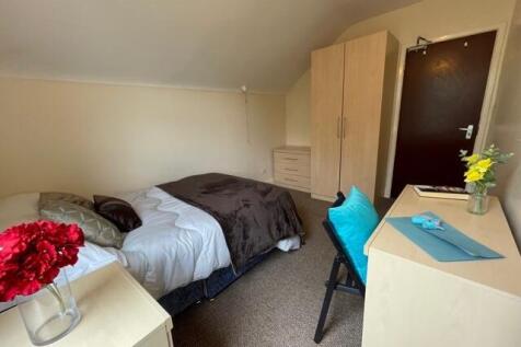A cozy and well-maintained double bedroom featu...