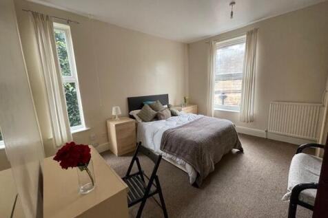 Bright and inviting double bedroom with plenty ...