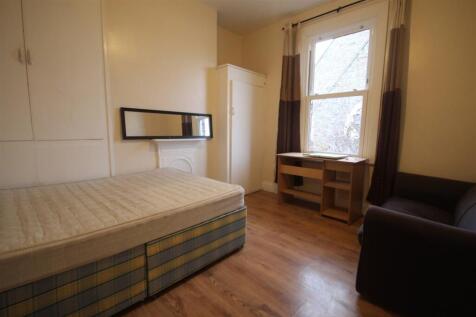 This inviting double bedroom features natural l...