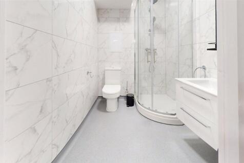 Modern and clean bathroom featuring a large wal...