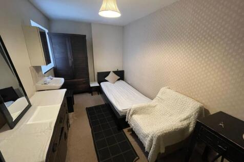 A cozy double bedroom featuring a single bed, a...