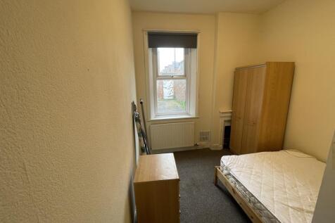 This cozy double bedroom features a spacious la...