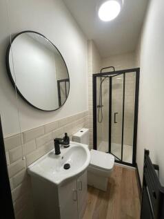 Modern and clean bathroom featuring a stylish s...