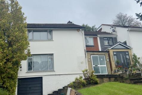 A well-maintained exterior view of a modern res...