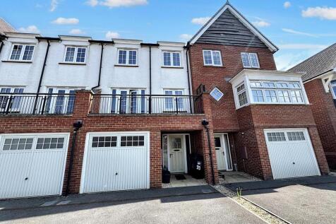 A well-maintained modern terraced house with a ...