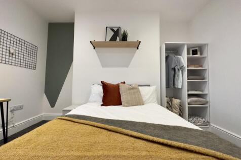 A stylish and well-maintained double bedroom fe...