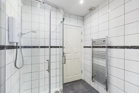 A modern and clean bathroom featuring a spaciou...