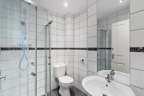 A modern and clean bathroom featuring a spaciou...