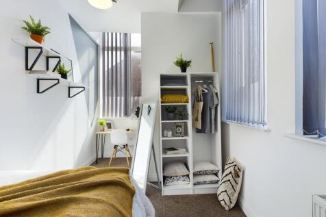A bright and tidy double bedroom with modern de...