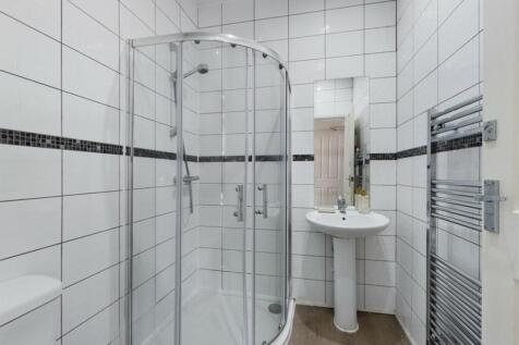 A modern and clean bathroom featuring a spaciou...