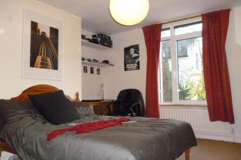 A cozy bedroom featuring a comfortable double b...