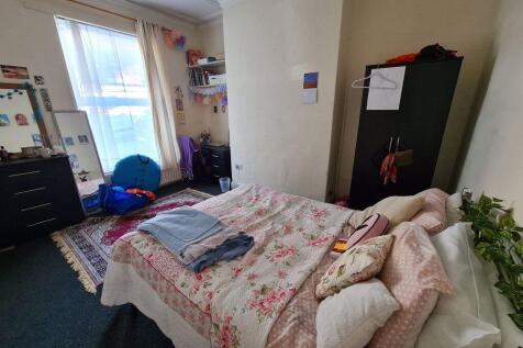 A bright and well-maintained double bedroom fea...