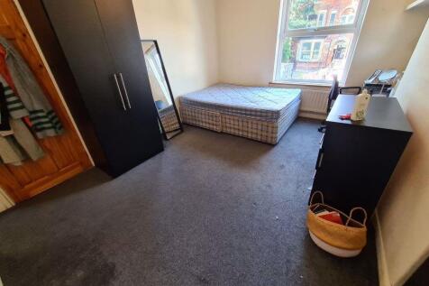 A neat and bright single bedroom featuring a si...