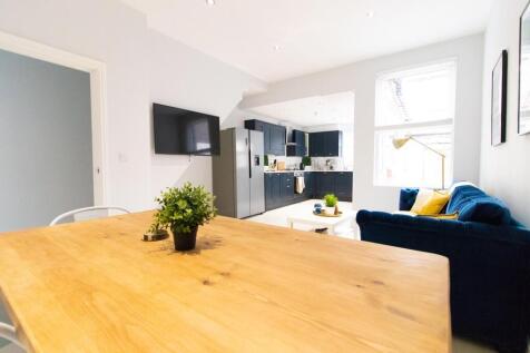 A spacious and inviting large modern living roo...