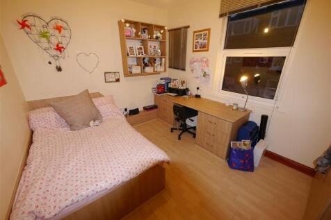 A cozy bedroom featuring a comfortable double b...