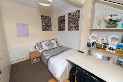 Cozy and well-decorated double bedroom featurin...