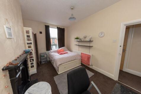 A cozy double bedroom featuring a comfortable b...