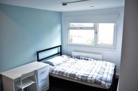 A bright, well-maintained double bedroom featur...