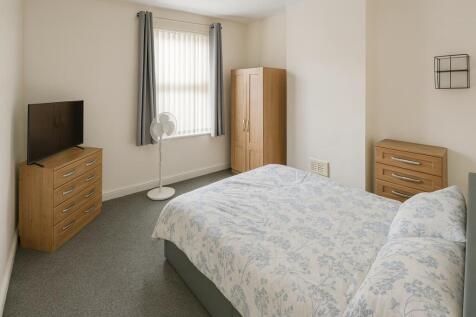 Bright and tidy double bedroom featuring a comf...