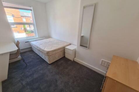 A bright and tidy single bedroom featuring a la...