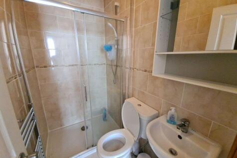 Bright and clean bathroom suite featuring a mod...