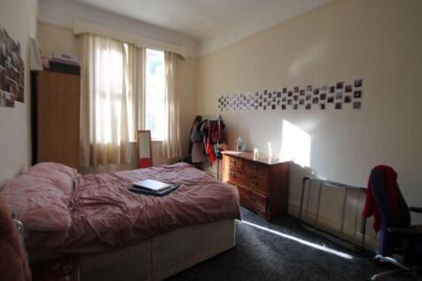 A cozy double bedroom featuring a comfortable d...