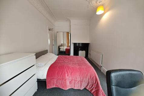 A cozy single bedroom featuring a comfortable s...