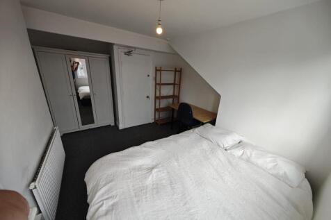A cozy double bedroom featuring a comfortable b...