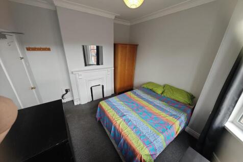 A cozy double bedroom featuring a comfortable d...