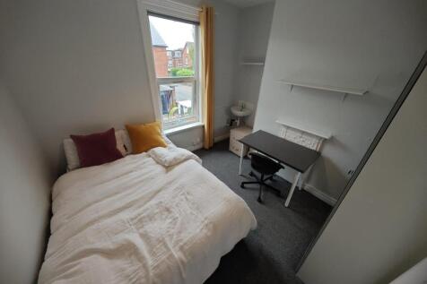 A cozy double bedroom featuring a comfortable b...