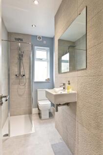 Modern and tidy bathroom featuring a spacious w...