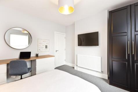Bright, modern double bedroom with a built-in d...