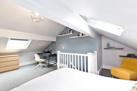 Bright, stylish double bedroom in a loft conver...