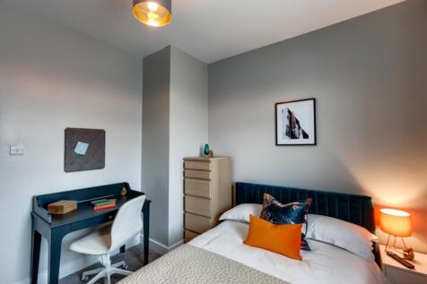 A well-organized double bedroom featuring a com...