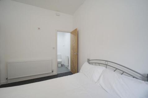 A bright, tidy double bedroom with a stylish me...