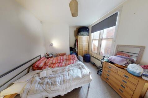 A cozy bedroom featuring a double bed, a bedsid...