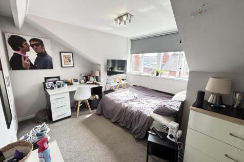 Bright, well-presented double bedroom with a la...