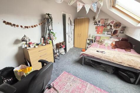 Bright and cozy bedroom featuring a double bed,...