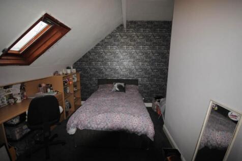 A cozy bedroom featuring a comfortable double b...