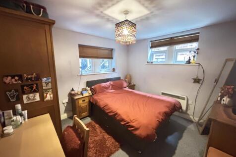 A cozy single bedroom featuring a double bed, w...